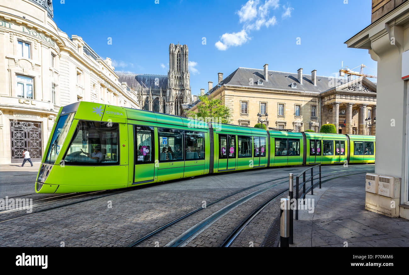 Fluoreszierend grün Straßenbahn vorbei vor der Kathedrale von Reims in Reims, Burgund, Frankreich am 29. Juni 2018 getroffen Stockfoto