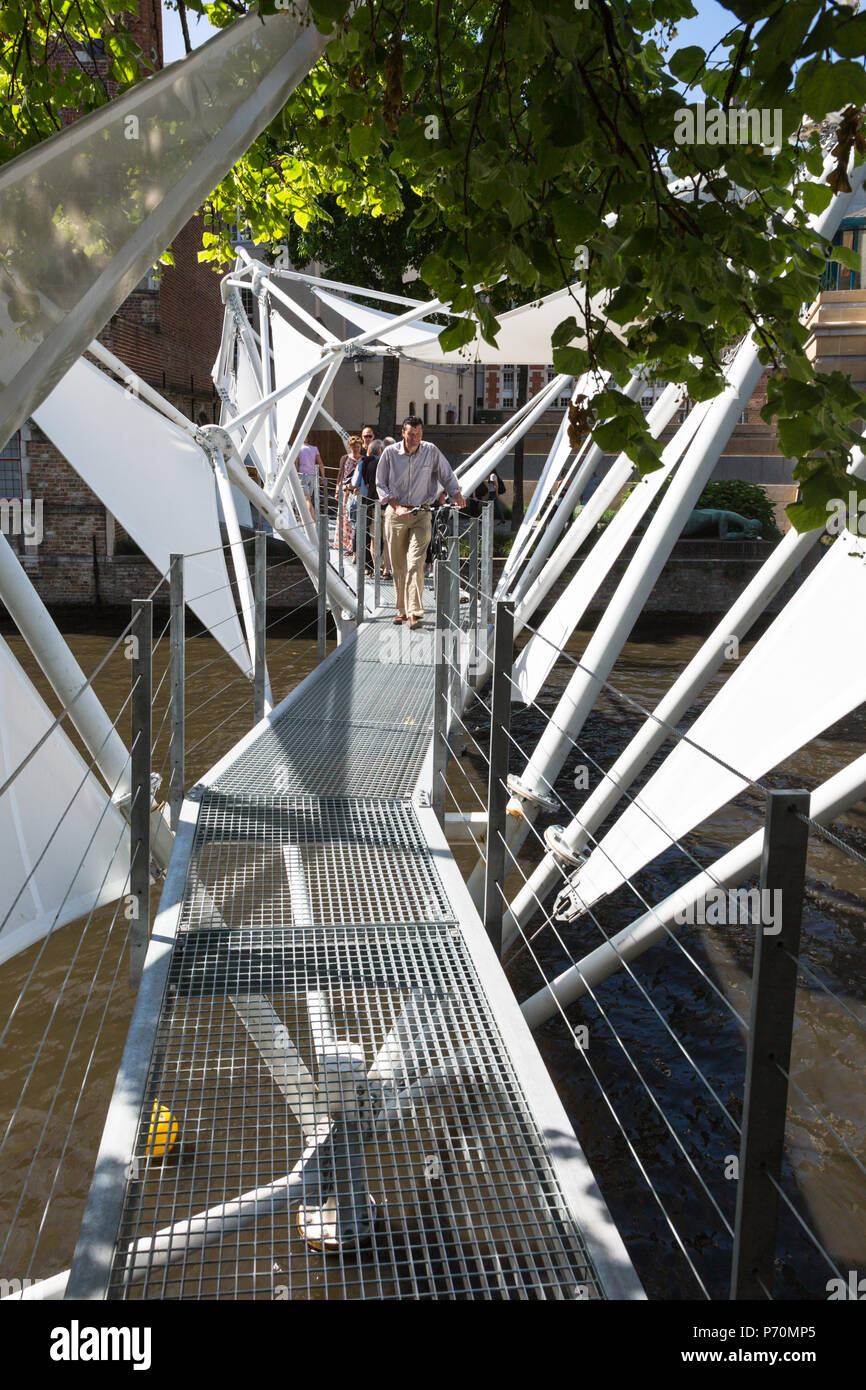 Moderne stahl Fußgängerbrücke über den Kanal, Brügge, Belgien Stockfoto