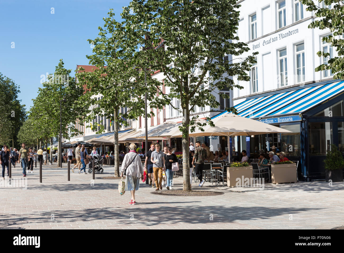 Brügge Straße mit Cafés und Restaurants, Sommer, 2018, Belgien Stockfoto