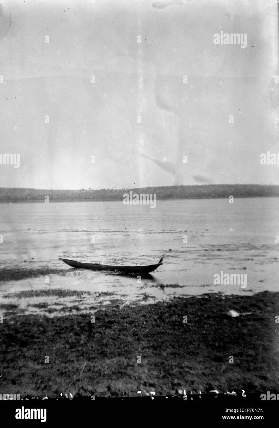 52 Södra sidan av sjön Kinkony. En Charterangebot vid stranden. Kinkony. Madagaskar - SMVK - 021768 Stockfoto