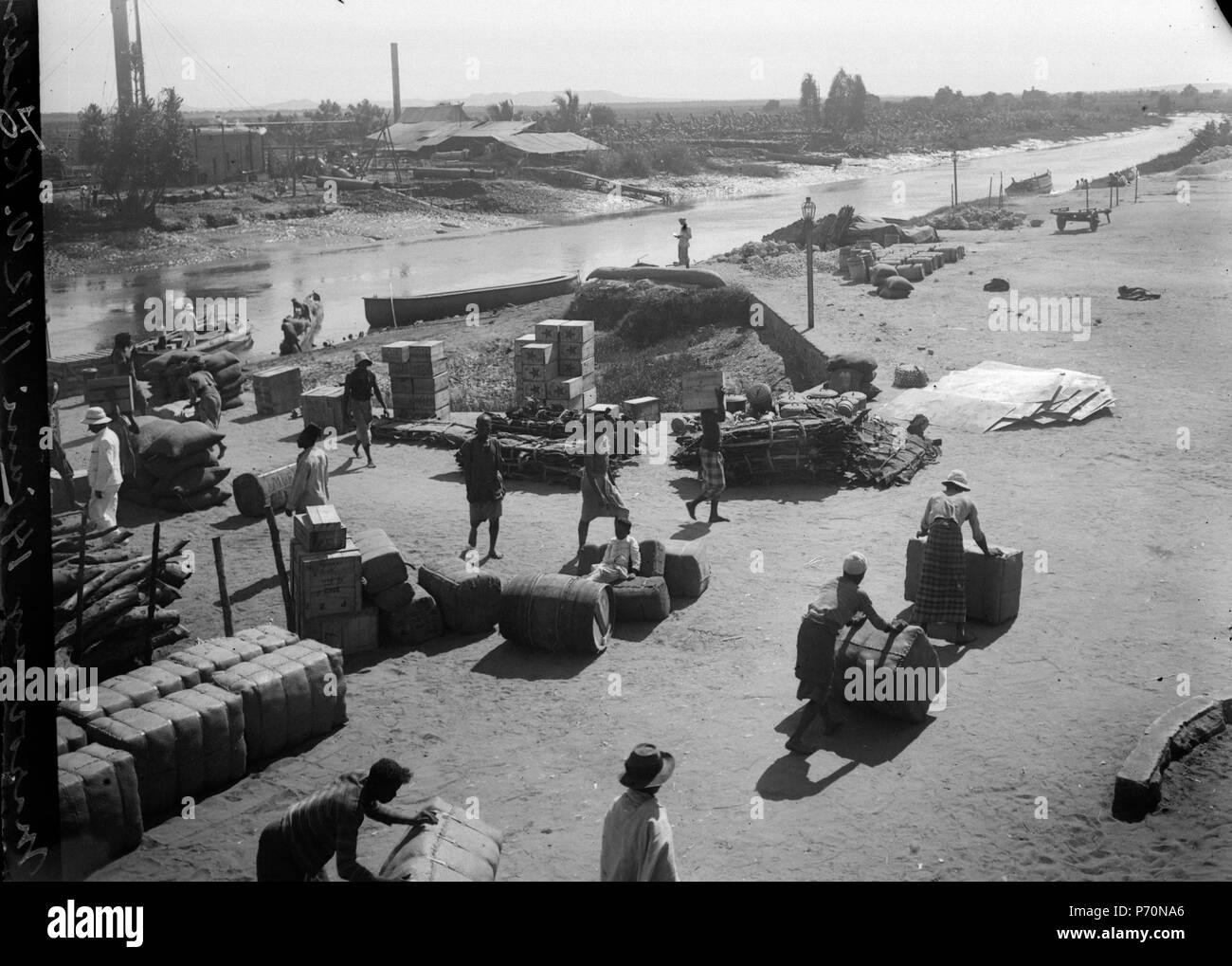 16 Hamnen med varor och arbetare. Datum, den 14. Juni 1912. Ort, Marovoay, Madagaskar. - Marovoay SMVK - 021785 Stockfoto