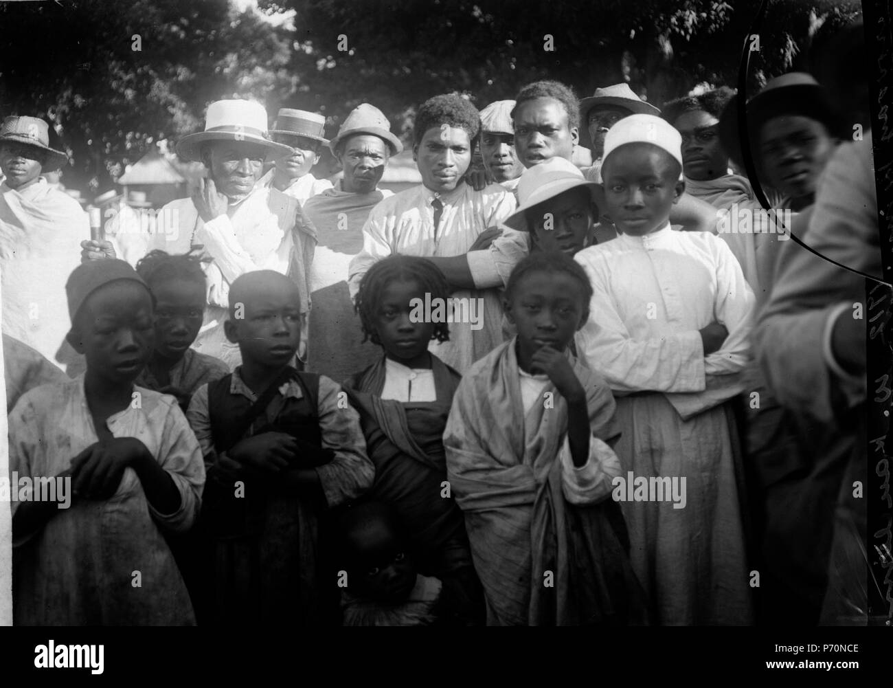 31 Infödingar, Som beundrar den kinematograferande Palm. Datum, den 14. Juni 1912 - SMVK - 021790 Stockfoto