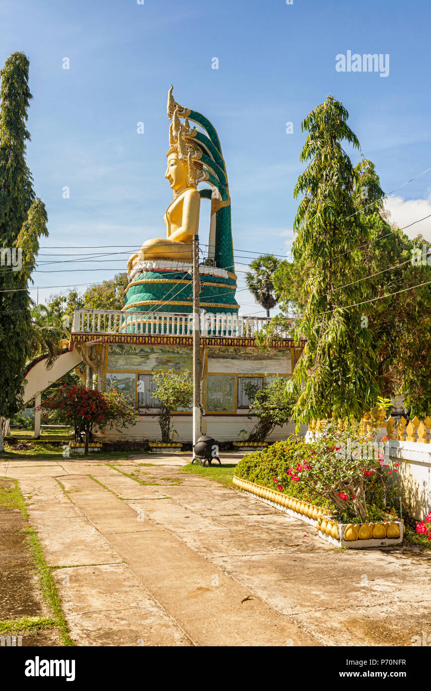 Statue Des Grossen Buddha Durch Eine 7 Kopfige Schlange Des Wat Phouang Keo In Muang Khong Laos Umgeben Stockfotografie Alamy