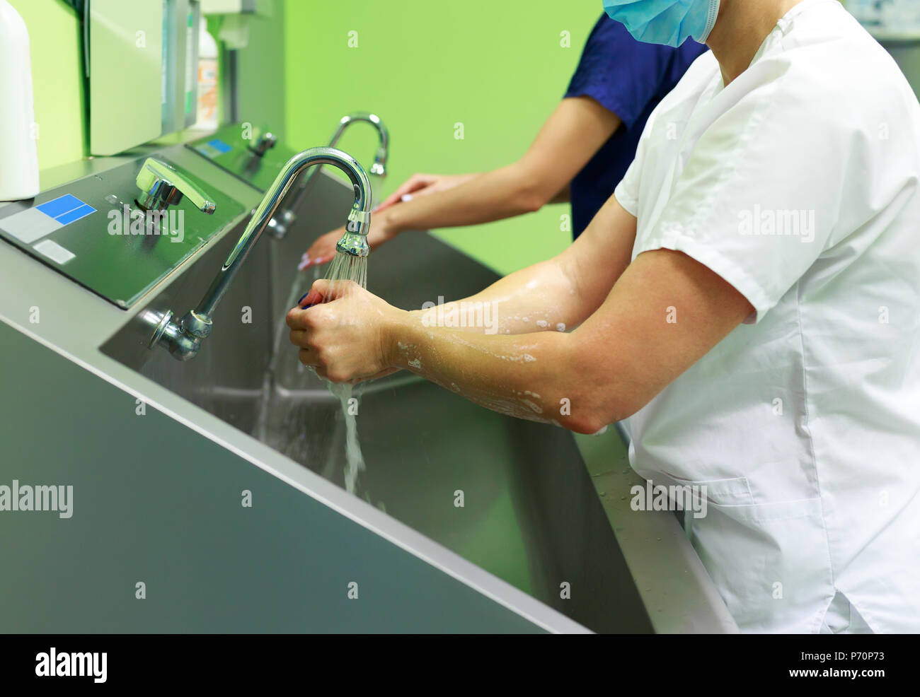 Chirurgen im Krankenhaus Waschen der Hände Stockfoto