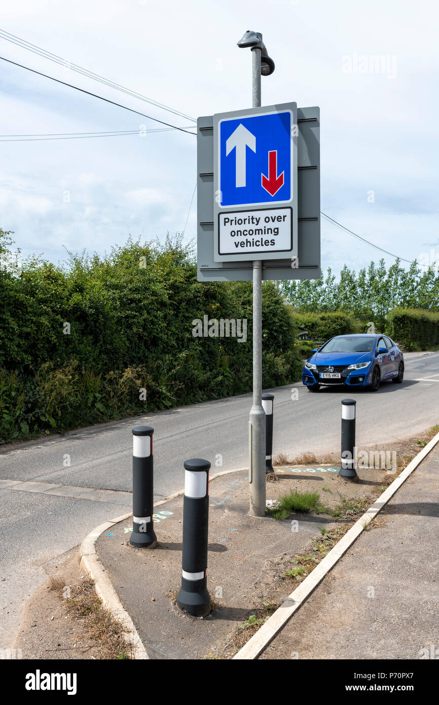 Auto nähert sich einem "Vorrang vor dem Gegenverkehr" Schild in Blackpool,  Lancashire Stockfotografie - Alamy