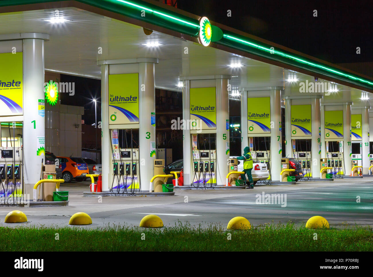 Benzin Tankstelle mit Nachtbeleuchtung Stockfoto