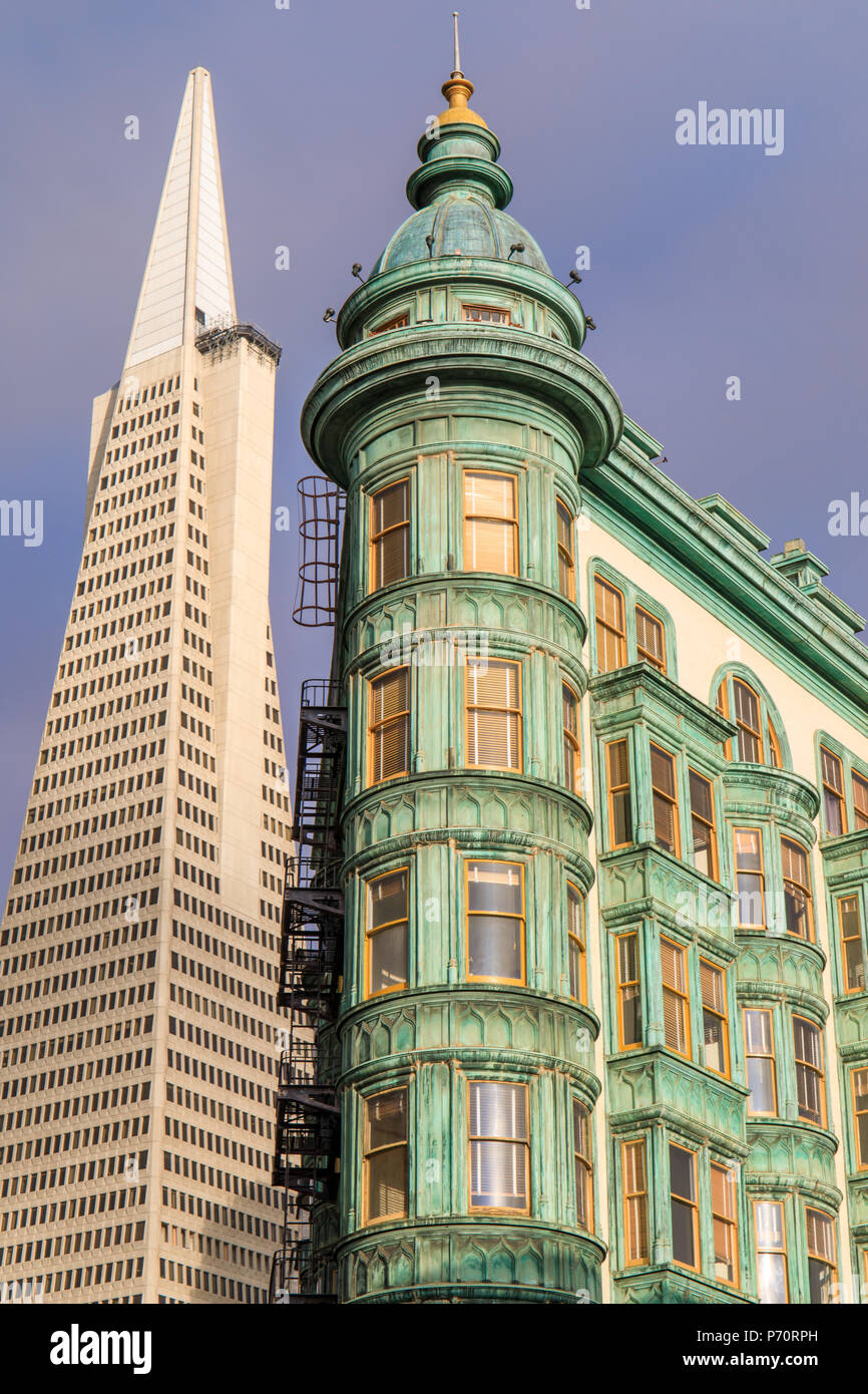 Columbus Tower (aka. Das hinweissymbol Gebäude) und der Transamerica Gebäude im Hintergrund. Die Innenstadt von San Francisco, Kalifornien, USA. Stockfoto