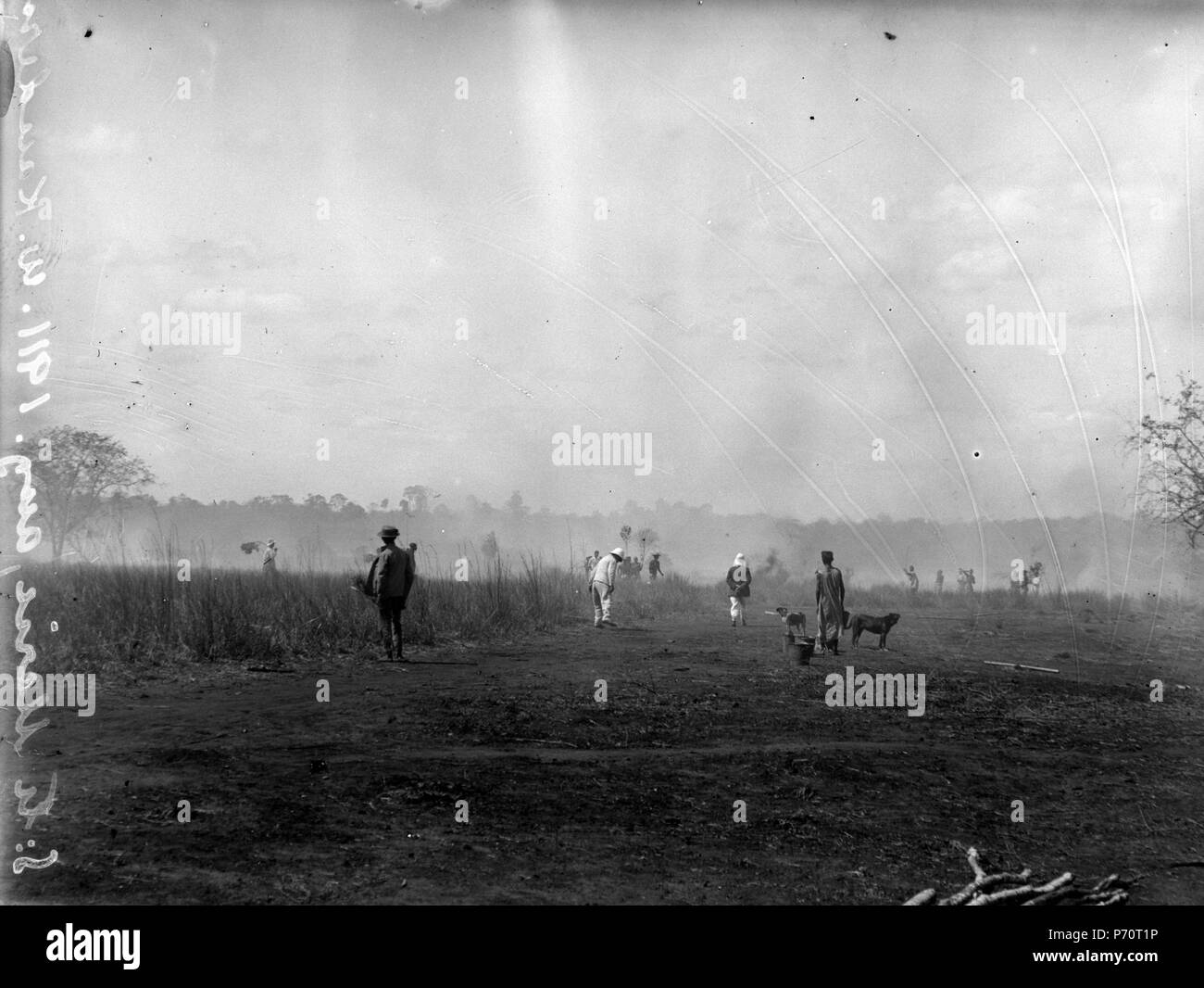 8 Det brinner på stäppen. S-te Marie de Marovoay. Madagaskar - SMVK - 021934 Stockfoto