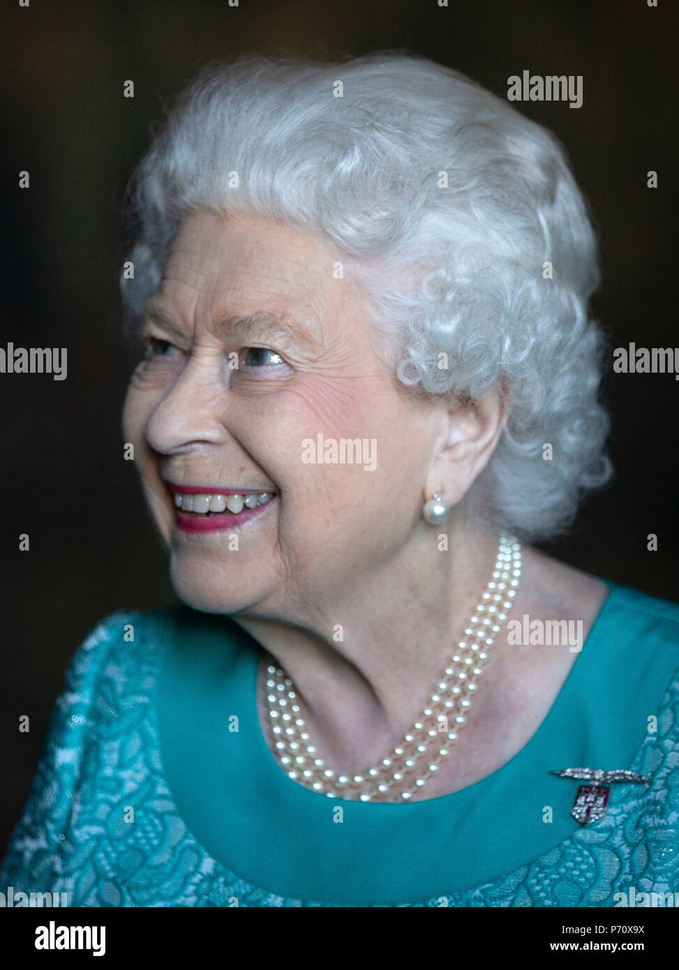 Königin Elizabeth II. besucht einen Empfang für 603 (Edinburgh) Squadron, Royal Auxiliary Air Force, die mit der Freiheit der Stadt Edinburgh geehrt wurden, im Palast von Holyroodhouse in Edinburgh. Stockfoto