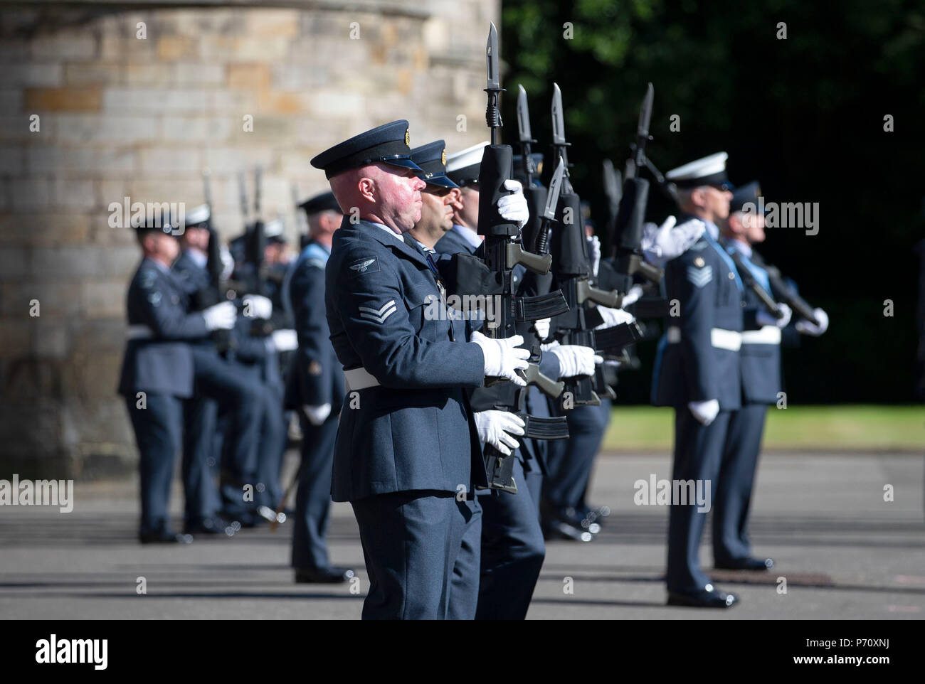 Mitglieder der 603 (Edinburgh) Squadron, Royal Auxiliary Air Force, die mit der Freiheit der Stadt Edinburgh geehrt wurden, im Palast von Holyroodhouse in Edinburgh. Stockfoto