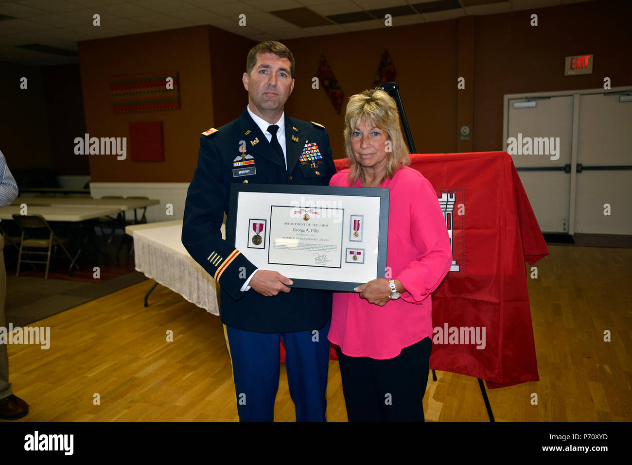 Oberstleutnant Stephen Murphy, US-Armee Korps der Ingenieure Nashville District Commander, präsentiert Debbie Ellis, Frau des ehemaligen US-Armee Korps der Ingenieure Kentucky Lock Resident Engineer George A. (Tony) Ellis mit einem posthumen Superior Zivildienst Award. Die US Highway 62 Brücke über dem Tennessee River unterhalb Kentucky Dam wurde wieder in Erinnerung und zu Ehren der 30. Mai 2017 genannt. Stockfoto