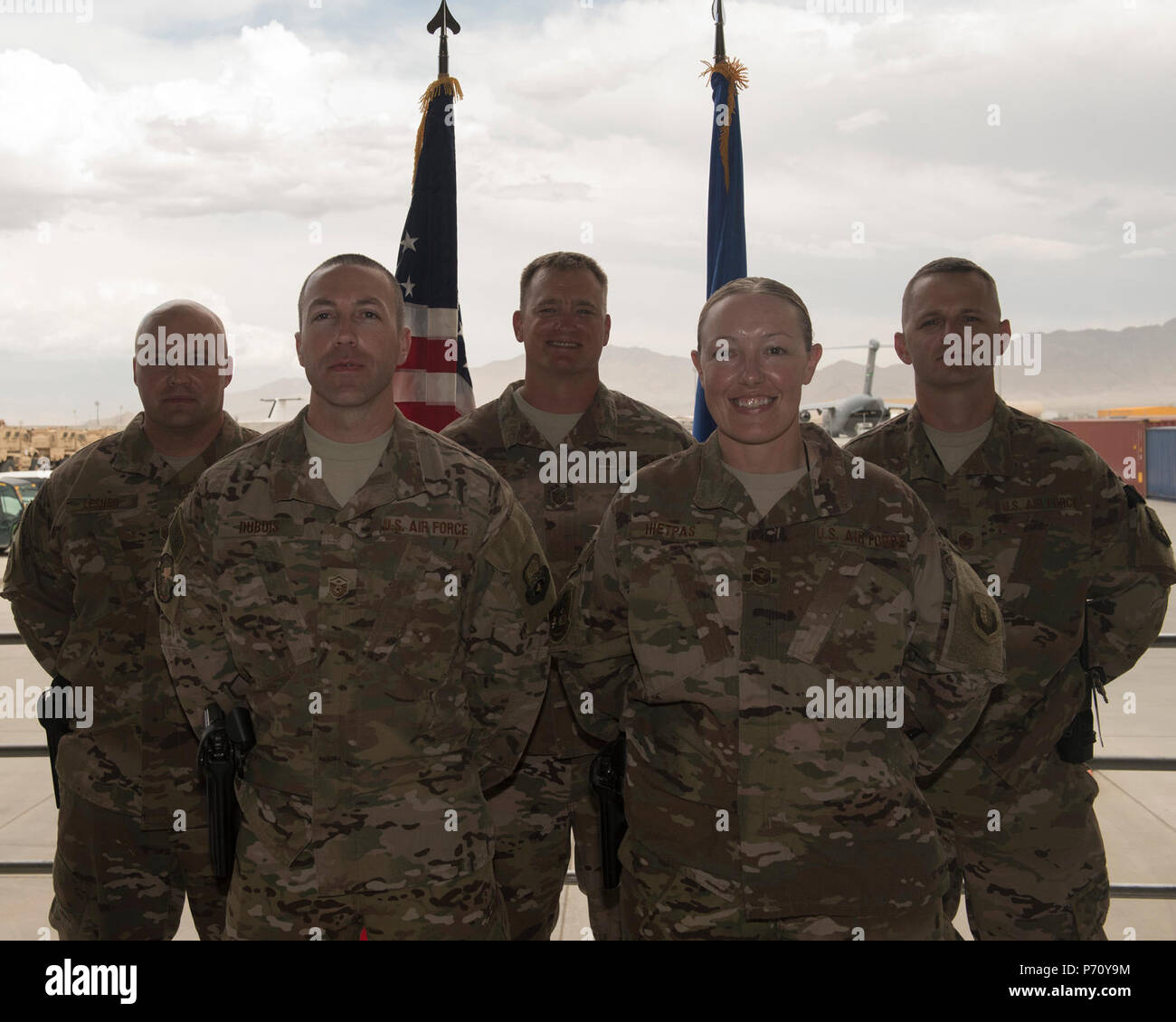 (Von links nach rechts) Master Sgt. Aaron Lesher, 455Th Expeditionary Logistik Bereitschaft Squadron, Master Sgt. Troy Dubois, 455Th Expeditionary Sicherheitskräfte Squadron, Master Sgt. James Pruitt, 455Th Expeditionary Medical Group, Lisa Hietpas, 455Th Expeditionary Operations, und Senior Master Sgt. Michael Martin, 455Th Expeditionary Maintenance Squadron, sind alle First sergeants von Barksdale Air Force Base, La., der Flughafen Bagram, Afghanistan, zur gleichen Zeit. Stockfoto