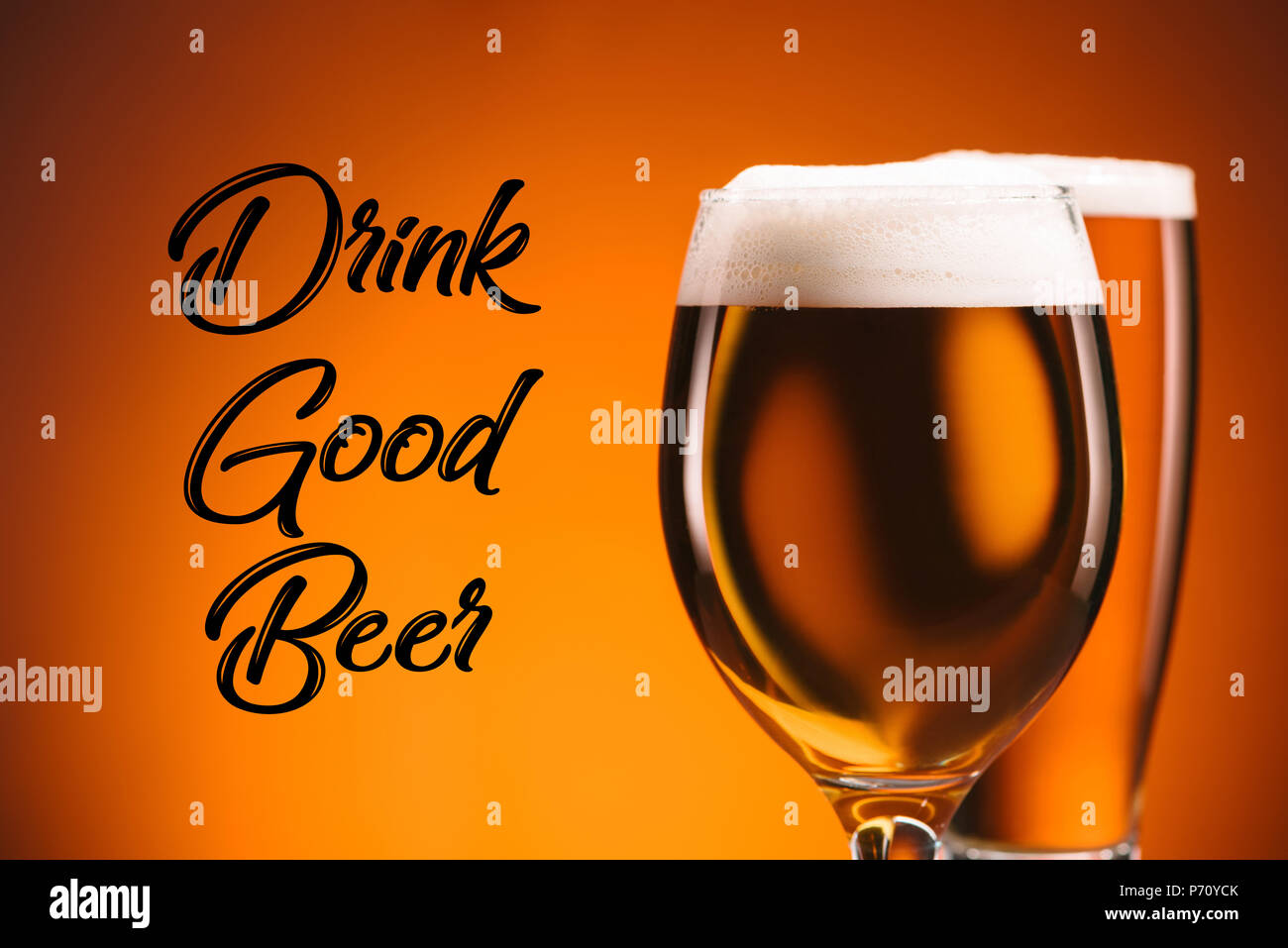 Nahaufnahme Blick auf Anordnung der Gläser Bier und Trinken gutes Bier Inschrift auf orange Hintergrund Stockfoto