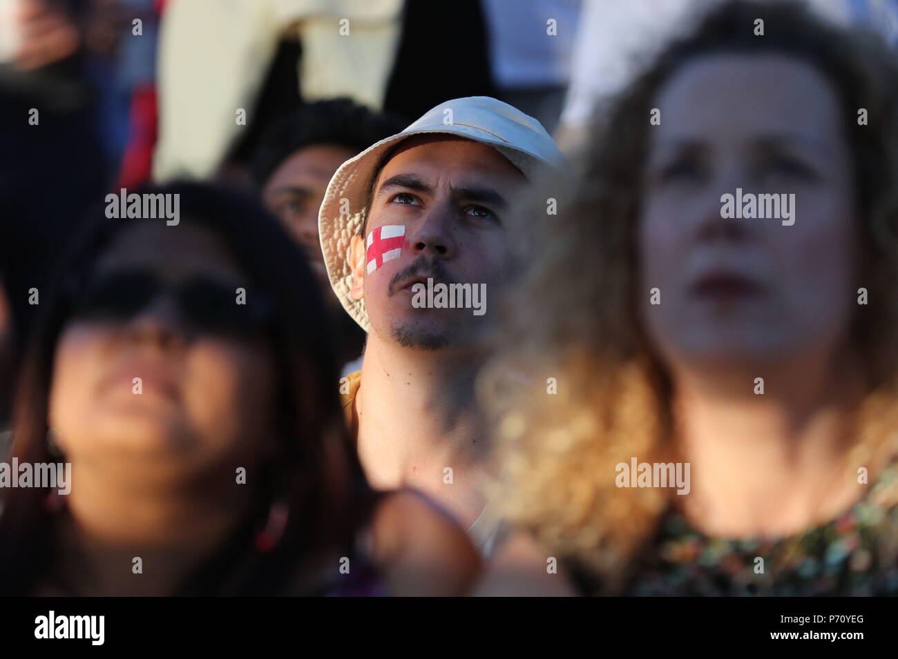 Fans auf die FIFA WM 2018, rund 16 Match zwischen Kolumbien und England an Luna Beach, Kino, Brighton. Stockfoto