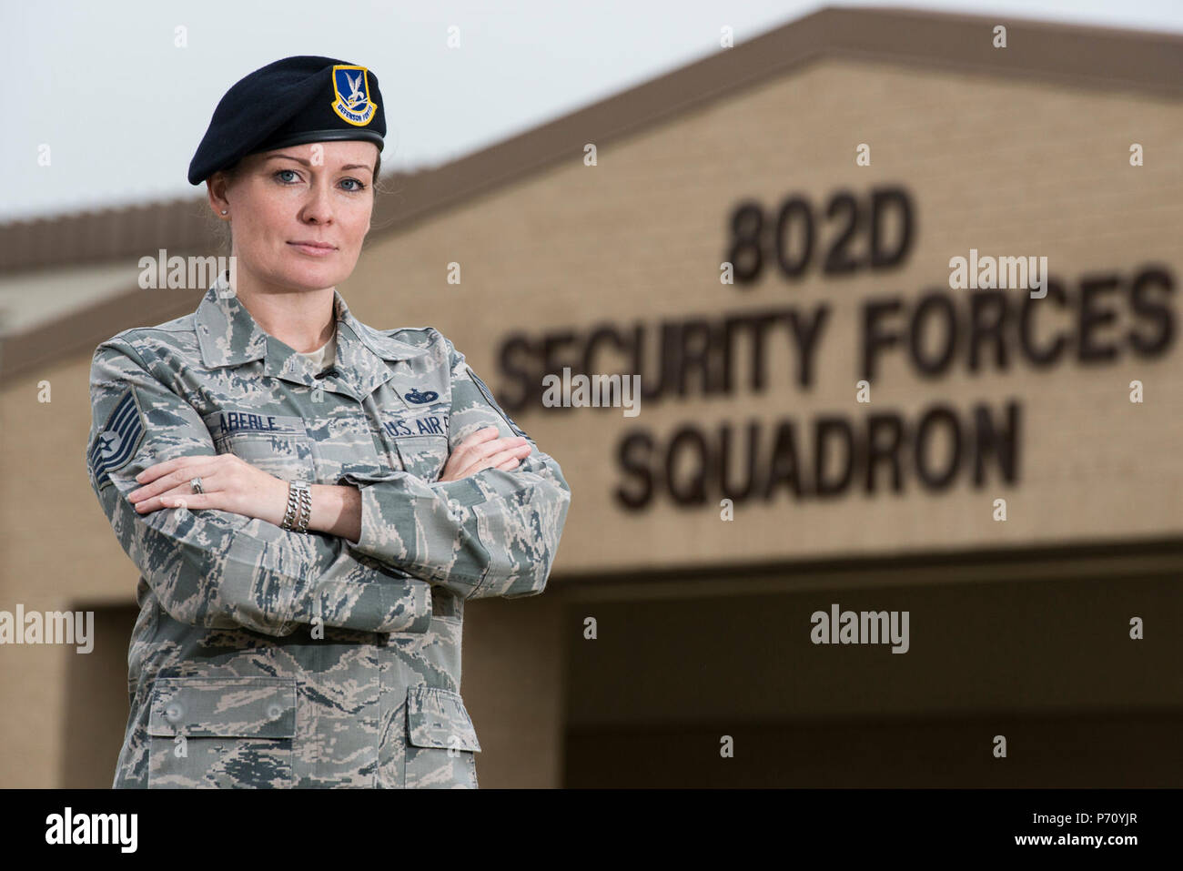 Technische Sgt. Michelle Aberle, 802Nd Sicherheitskräfte Squadron installation Sicherheit, posiert für ein Foto vor der Durchführung einer Sicherheitsüberprüfung 9. Mai 2017, an Joint Base San Antonio-Lackland, Texas. Aberle und Turner bieten Schutz für Personal, Ausrüstungen und Einrichtungen von Bedrohungen Eindringen durch unbefugte Personen zu gehören. Stockfoto