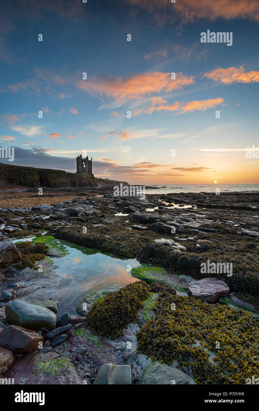 Schönen Sonnenaufgang an den Ruinen von keiss Schloss in Caithness auf der nordöstlichen Küste von Schottland in der Nähe von John O Groats Stockfoto