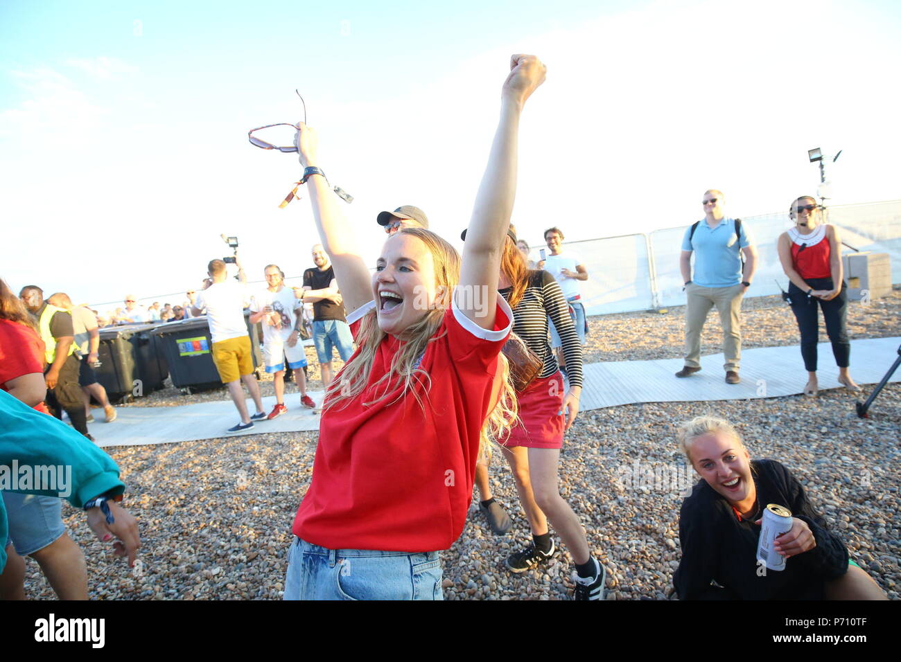 Fans reagieren, während gerade der FIFA WM 2018, rund 16 Match zwischen Kolumbien und England an Luna Beach, Kino, Brighton. Stockfoto