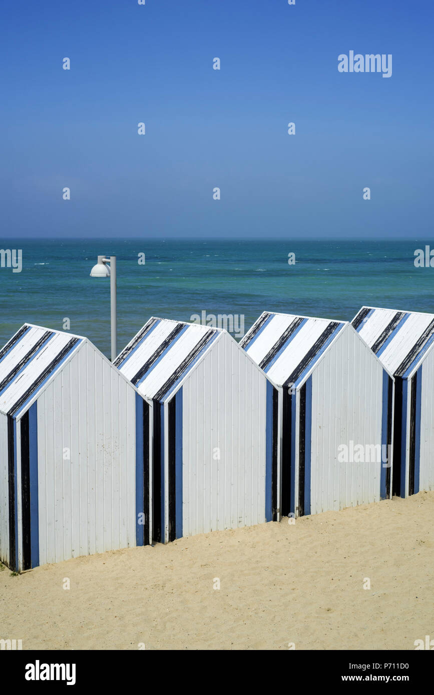 Reihe der eingerichtete Kabinen am Strand Badeort Yport entlang der Nordseeküste, Normandie, Seine-Maritime, Côte d'Albâtre, Frankreich Stockfoto