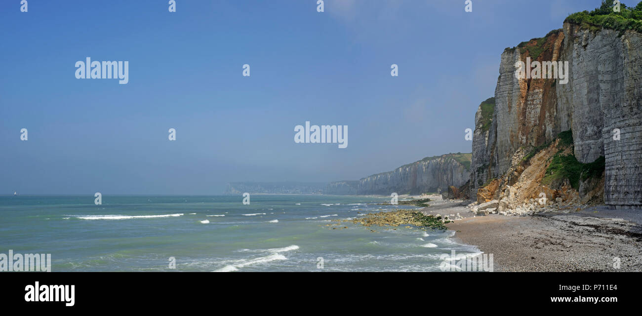 Kiesstrand und Kreidefelsen entlang der Nordsee küste in Yport, Normandie, Seine-Maritime, Côte d'Albâtre, Frankreich Stockfoto