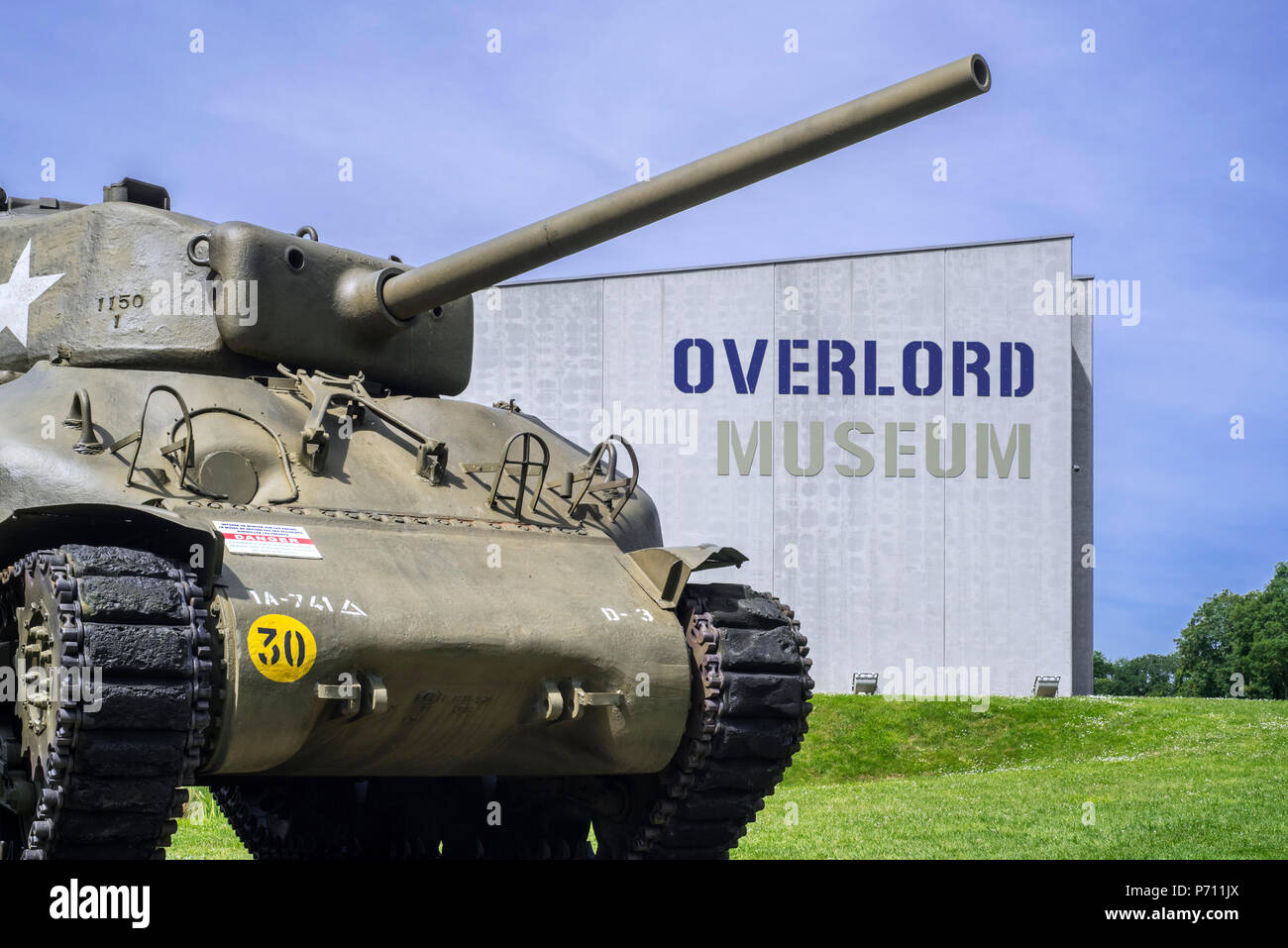 Amerikanische M4 Sherman Panzer bei der Overlord Museum in der Nähe von Omaha Beach über WW2 alliierte Landung während des D-Day, Colleville-sur-Mer, Normandie, Frankreich Stockfoto