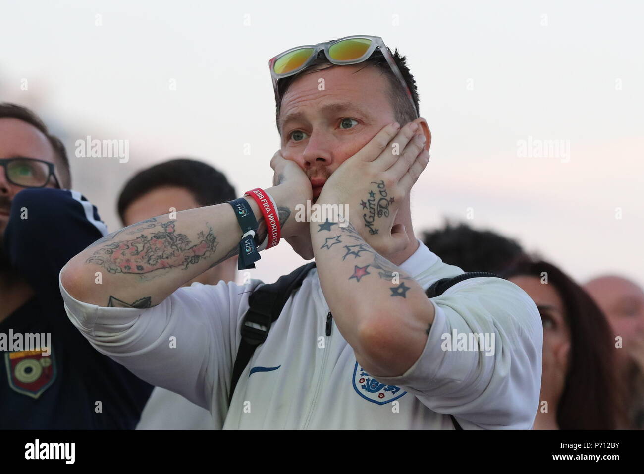 Fans reagieren, während gerade der FIFA WM 2018, rund 16 Match zwischen Kolumbien und England an Luna Beach, Kino, Brighton. Stockfoto