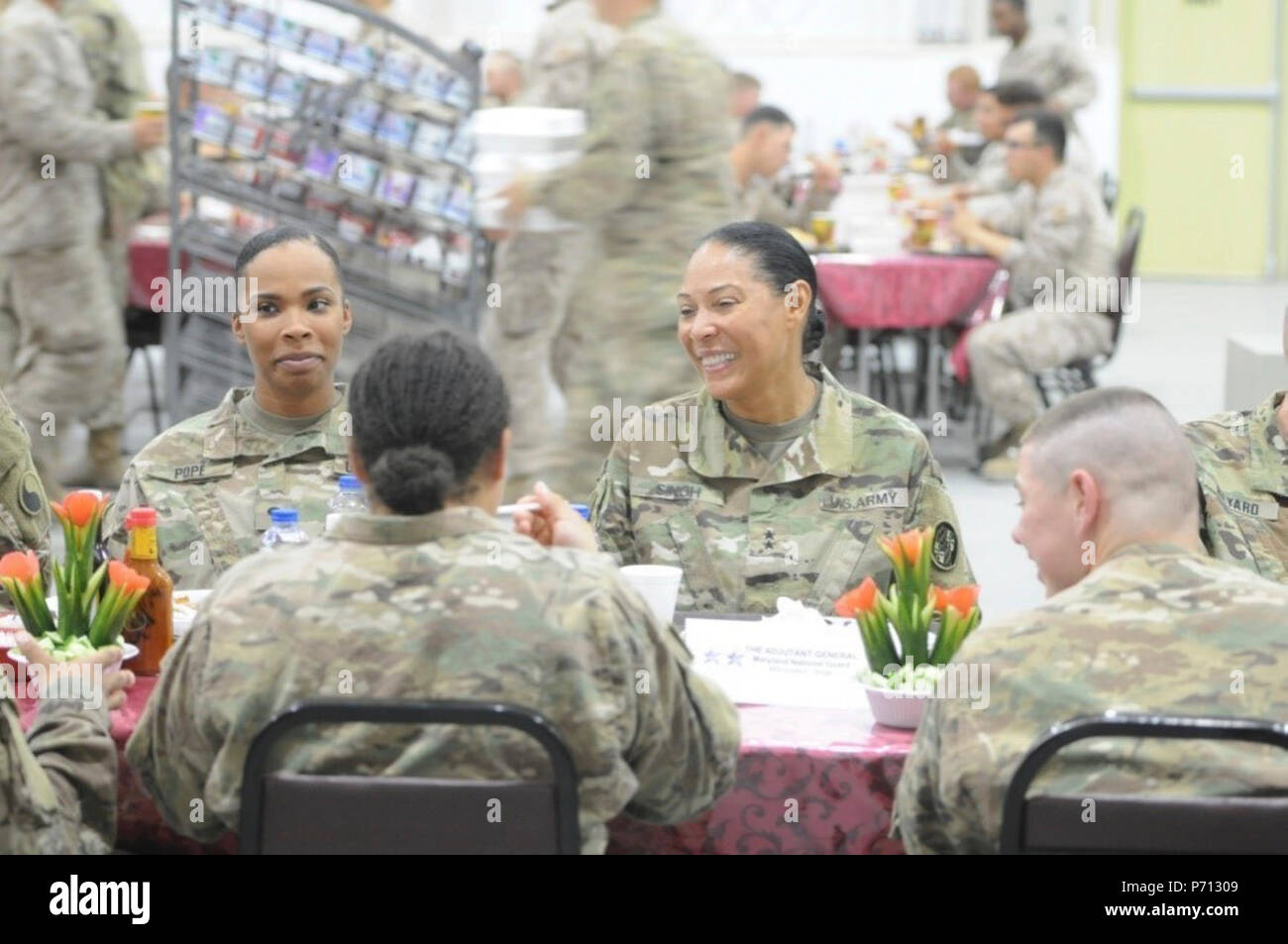 Der Adjutant General für Maryland, Generalmajor Linda Singh, isst mit Maryland Army National Guard Soldaten aus dem 29 Combat Aviation Brigade am 27. April 2017 im Camp Buehring, Kuwait. Dieses 29 CAB Soldaten Gelegenheit, ihre Erfahrungen auszutauschen und wertvolle Ratschläge von Maryland National Guard Führung erhalten. (US. Armee Stockfoto