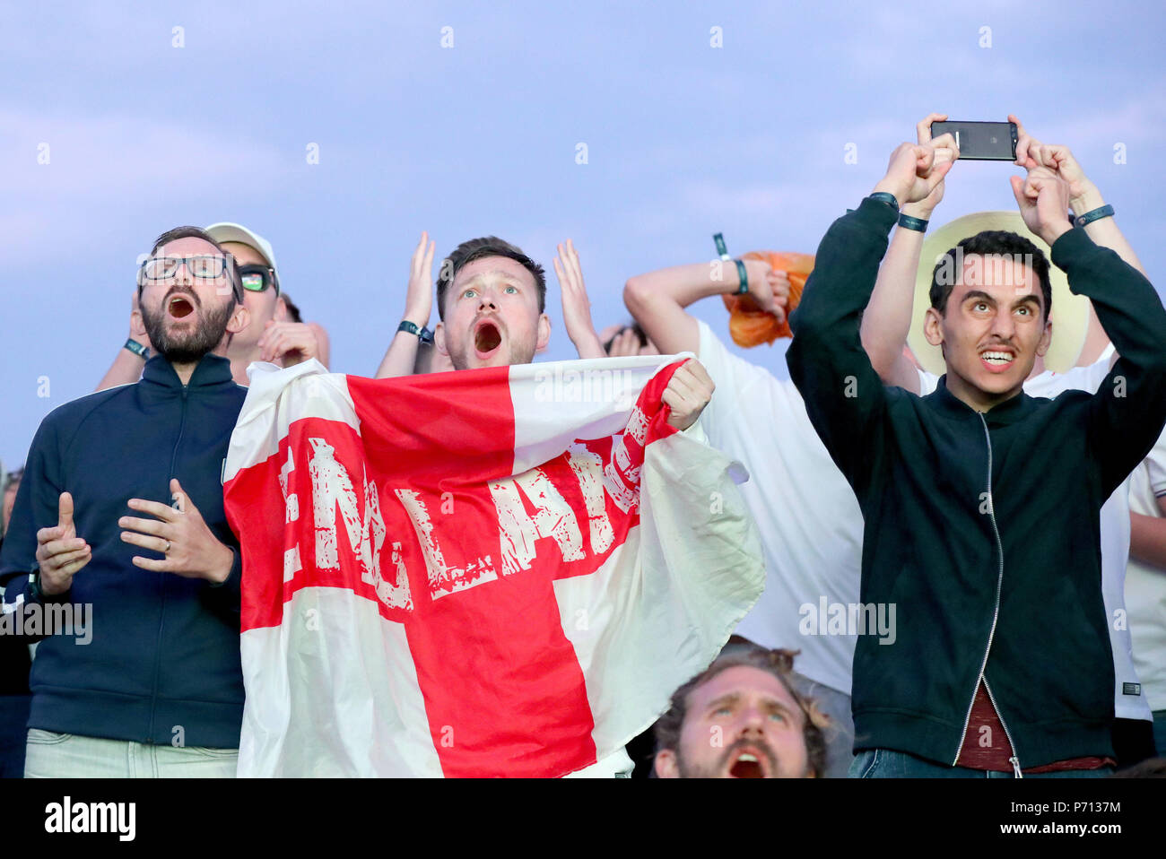 Fans reagieren, während gerade der FIFA WM 2018, rund 16 Match zwischen Kolumbien und England an Luna Beach, Kino, Brighton. Stockfoto