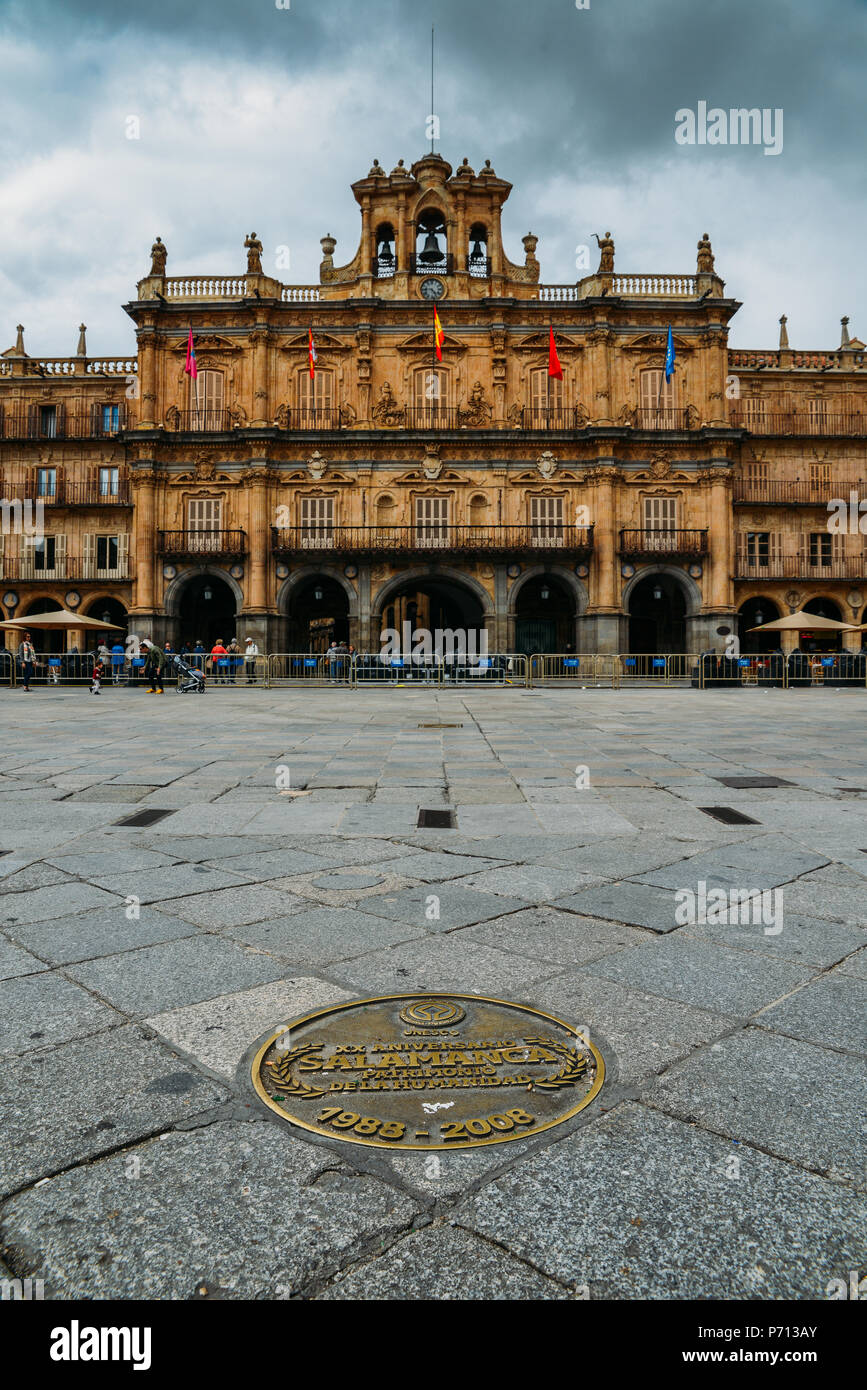 Salamanca, Spanien - 12. Juni 2018: Die berühmten und historischen Plaza Mayor in Salamanca mit dramatischen Wolken, Castilla y Leon, Spanien - UNESCO-Welterbe Si Stockfoto