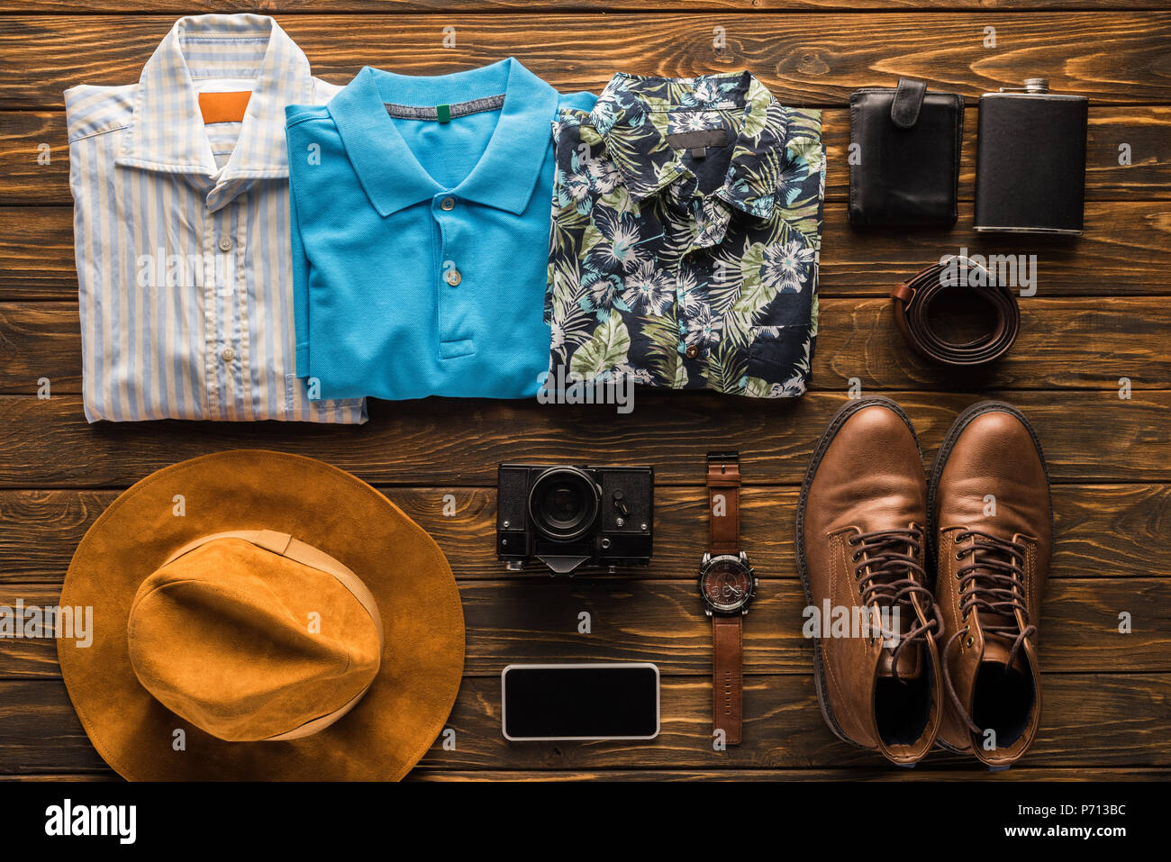 Blick von oben auf die stilvolle Traveller stuff Kit auf rustikalen hölzernen Tischplatte Stockfoto