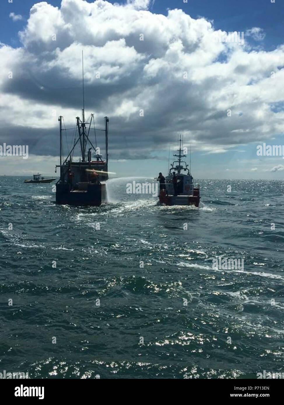 Ein 42-Fuß-Yacht Crew von der U.S. Coast Guard Station Chatham helfen ein Maschinenraum Feuer auf einem Fischereifahrzeug in Nantucket Sound am 11. Mai 2017. Das fischereifahrzeug Jupiter berichtet das Feuer über UKW-Kanal 16. Um 8:50 Uhr Stockfoto