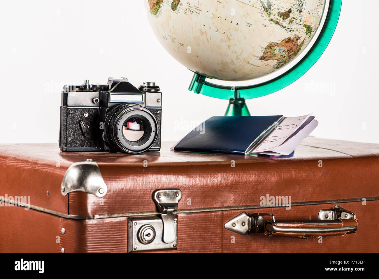 Film Kamera mit Flugtickets und Globus auf vintage Koffer isoliert auf  weißem Stockfotografie - Alamy