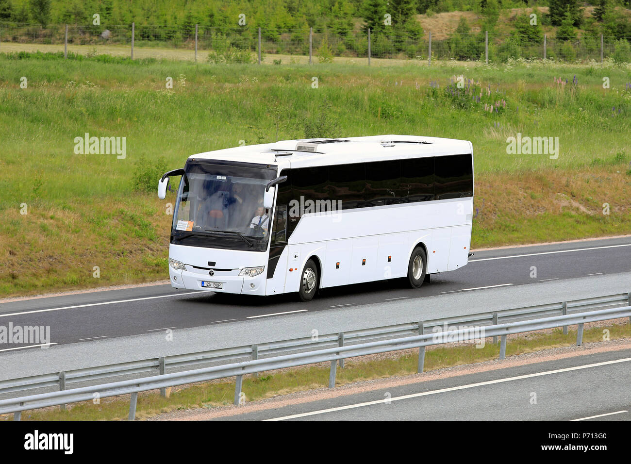 Weiß Temsa HD 12 Bus Bus bringt Passagiere an der Autobahn an einem sonnigen Tag im Sommer. Salo, Finnland - 9. Juni 2018. Stockfoto