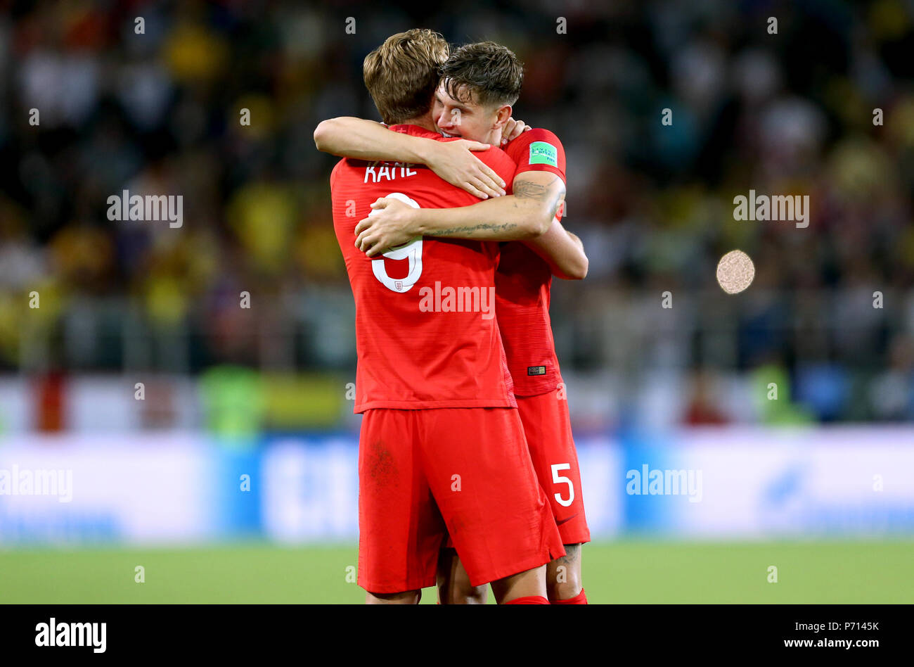 England's Harry Kane (links) und John Steine Feiern nach dem Gewinn der Fußball-Weltmeisterschaft 2018, rund 16 Gleiches an Spartak Stadium, Moskau. Stockfoto