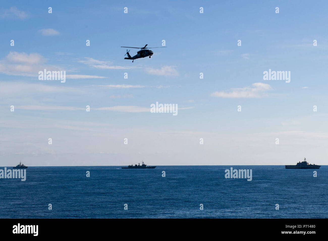 SOUTH CHINA SEA (11. Mai 2017) Einem MH-60S Hubschrauber Hubschrauber Meer Combat Squadron 23 an Bord Unabhängigkeit zugeordnet - Klasse Littoral Combat Ship USS Coronado (LCS 4) über eine Formation bestehend aus Republik Singapur Schiff RSS Intrepid (FFS 69), Royal Thai Navy Schiff HTMS Naresuan (FFG421), und Coronado auf der Steuerbordseite der Arleigh-Burke-Klasse geführte Anti-raketen-Zerstörer USS Sterett (DDG104) während einer Teilanmeldung Taktiken Übung in der Unterstützung der Zusammenarbeit flott Bereitschaft und Weiterbildung (CARAT) multilaterale Übung. CARAT ist eine Reihe von jährlichen maritime Übungen zur Stärkung Stockfoto