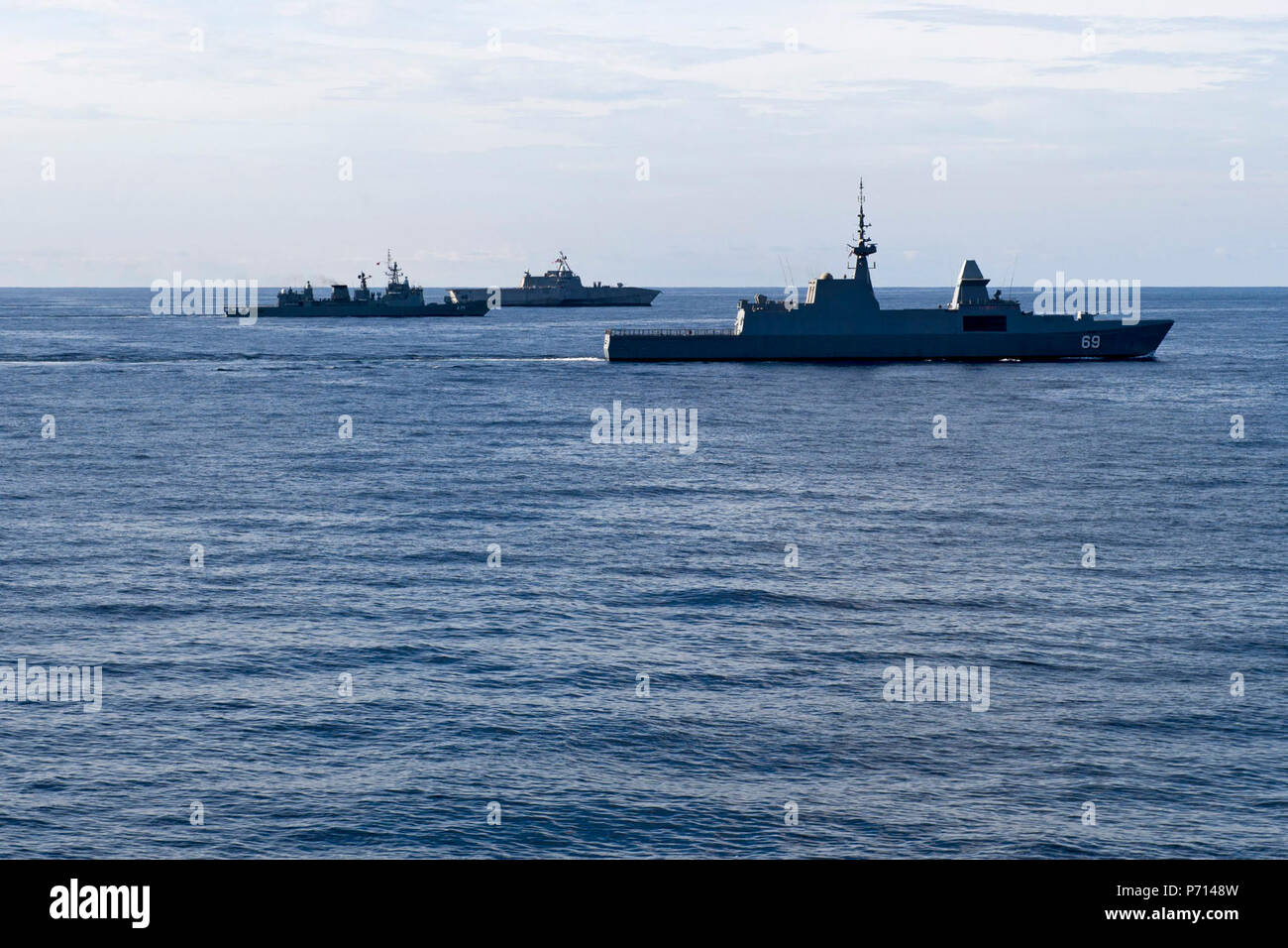 SOUTH CHINA SEA (11. Mai 2017) Republik Singapur Schiff der Marine RSS Intrepid (FFS 69), Royal Thai Navy Schiff HTMS Naresuan (FFG421), und der Unabhängigkeit-Klasse Littoral Combat Ship USS Coronado (LCS 4) Manöver aus der Port Seite der Arleigh-Burke-Klasse geführte Anti-raketen-Zerstörer USS Sterett (DDG104) während einer Teilanmeldung Taktiken zur Unterstützung der Zusammenarbeit flott Bereitschaft und Weiterbildung (CARAT) multilaterale Übung Übung. CARAT ist eine Reihe von jährlichen maritime Übungen, die auf die Stärkung von Partnerschaften und die Erhöhung der Interoperabilität durch die bilateralen und multilateralen Engagements an Land und auf se ausgerichtet Stockfoto