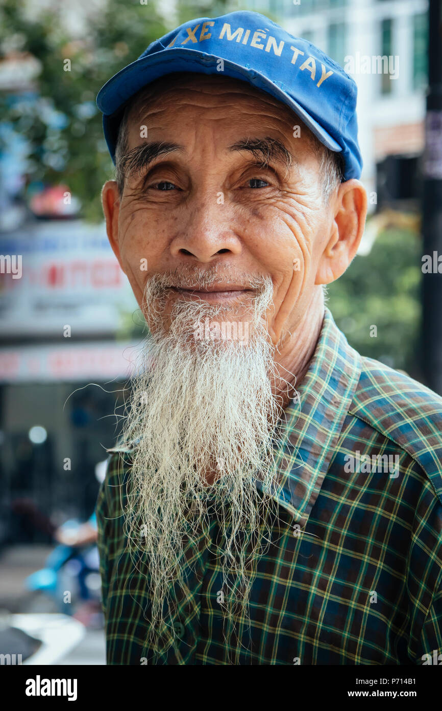 Vietnamesische Mann mit langem Bart, Ho Chi Minh City, Vietnam, Indochina, Südostasien, Asien Stockfoto