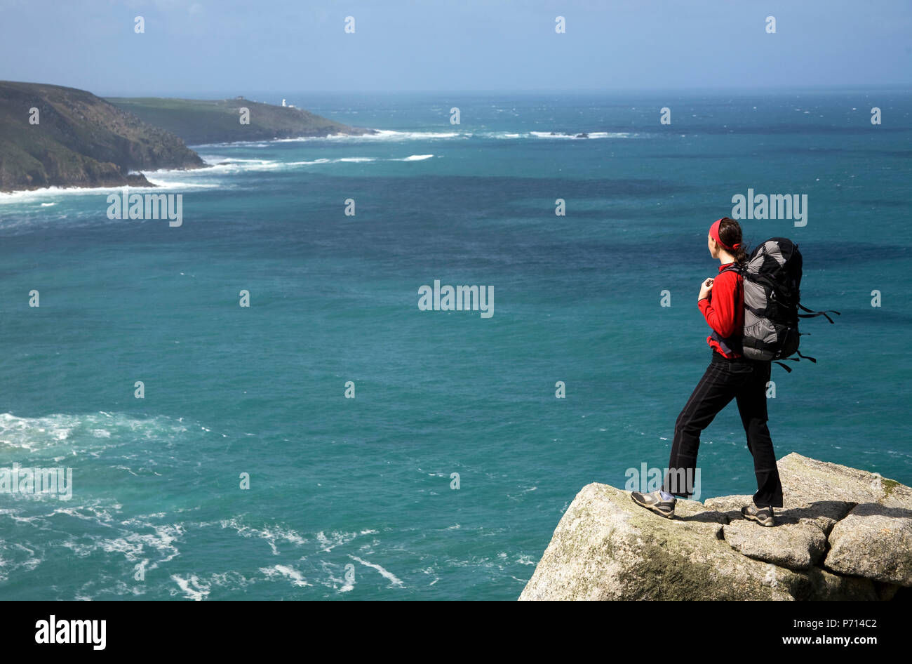 Eine Frau Wandern am Bosigran, Cornwall, England, Vereinigtes Königreich, Europa Stockfoto