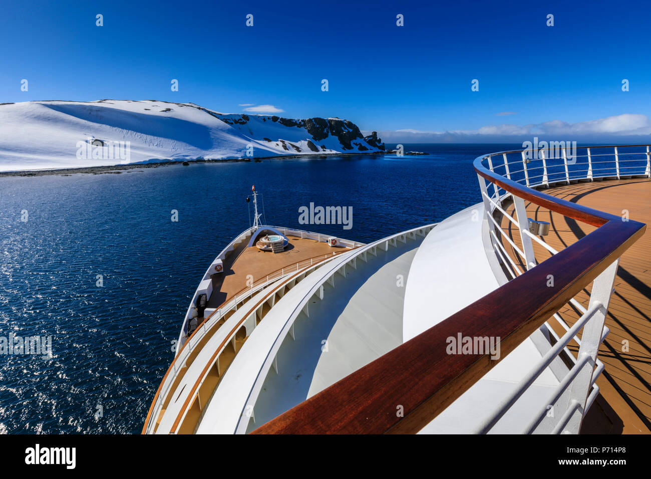 Cruise Ship deck mit Paar in Whirlpool, off Half Moon Island, blauer Himmel und Sonne, South Shetland Inseln, Antarktis, Polargebiete Stockfoto