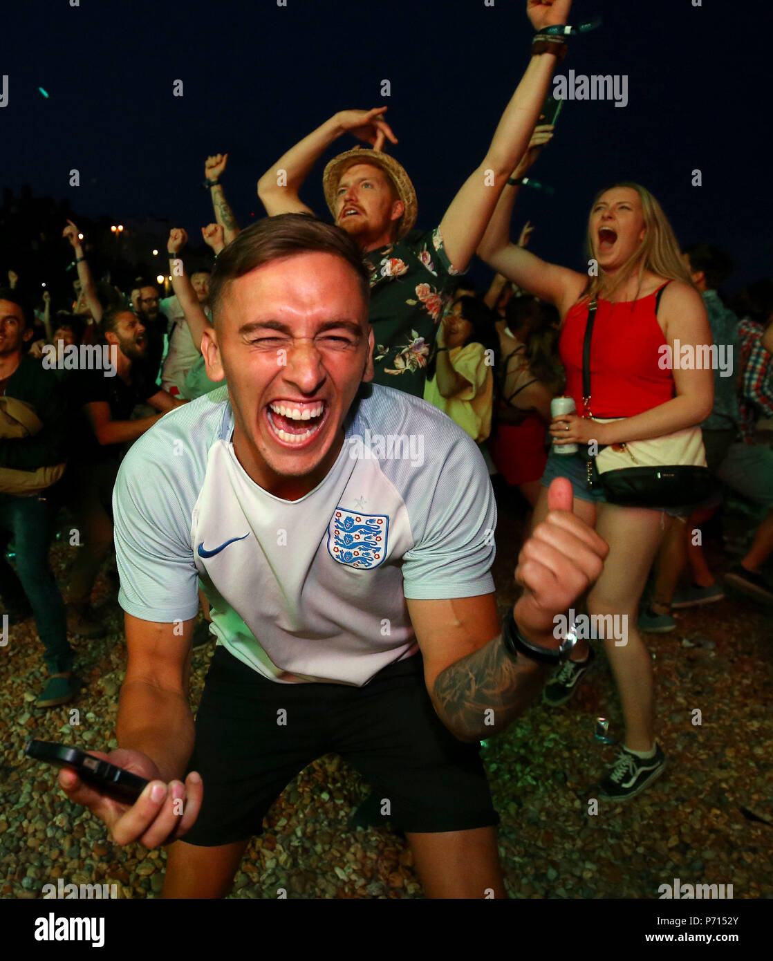 England Fans feiern Sieg nach dem Ansehen der FIFA WM 2018, rund 16 Match zwischen Kolumbien und England an Luna Beach, Kino, Brighton. Stockfoto