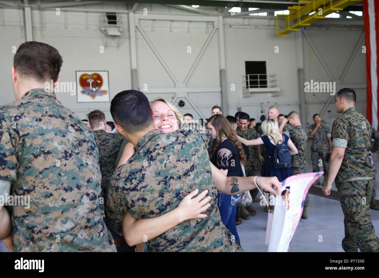 Us-Marines zu Marine Attack Squadron (VMA) 311 Zurück zum Marine Corps Air Station Yuma, Ariz., nach ihrer Bereitstellung mit dem 11 Marine Expeditionary Unit am Donnerstag, 11. Mai 2017 vergeben. Die 11 MEU begann Mitte Oktober 2016 an Bord der Makin Island amphibischen bereit, neben der Streitkräfte aus fremden Nationen ausgebildet und unterstützt Aktivitäten in der ganzen westlichen Pazifik, im Nahen Osten und am Horn von Afrika. Stockfoto