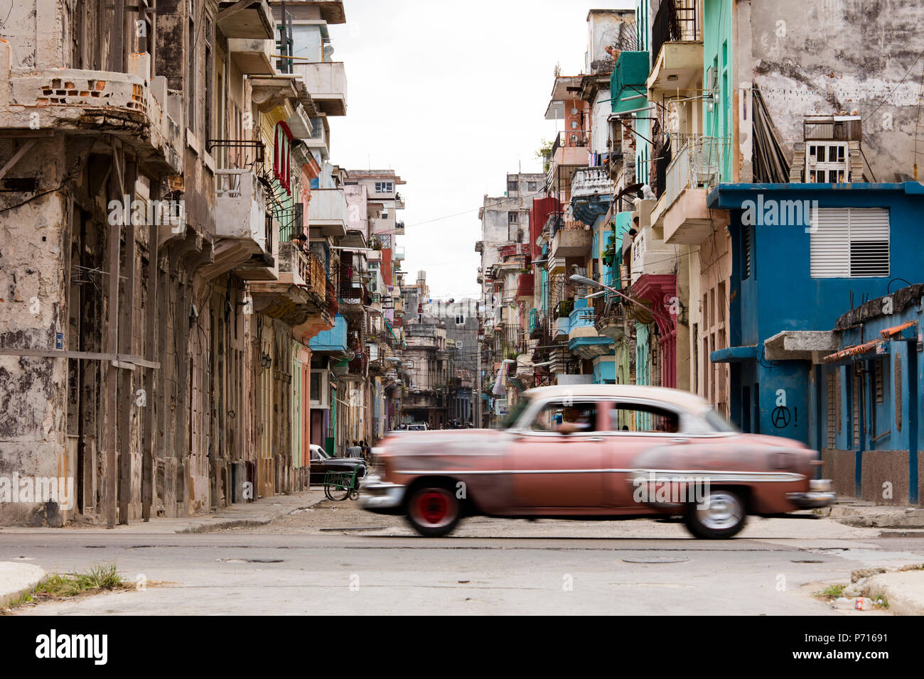 Ein vintage American Auto über eine Straße fahren in Havanna, Kuba, Karibik, Karibik, Zentral- und Lateinamerika Stockfoto