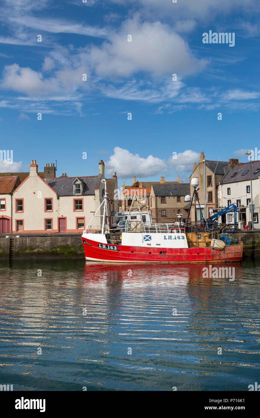 Traditionellen Fischerboot im geschützten Hafen von Eyemouth, Berwickshire, Scottish Borders, Schottland, Großbritannien, Europa Stockfoto