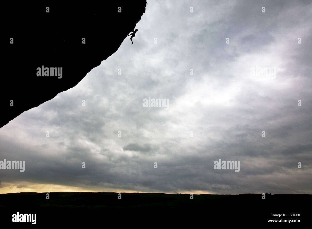 Kletterer in Aktion, Kilnsey Crag, North Yorkshire, Yorkshire, England, Vereinigtes Königreich, Europa Stockfoto