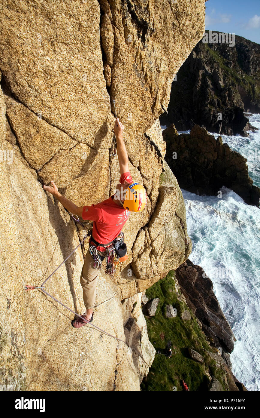 Kletterer in Aktion an Bosigran, Cornwall, England, Vereinigtes Königreich, Europa Stockfoto