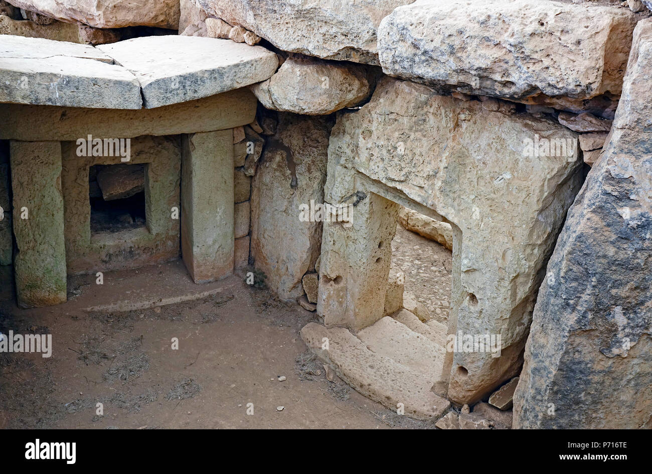 Innerhalb der megalithischen Tempel von Hagar Qim, UNESCO-Weltkulturerbe, Malta, Europa Stockfoto