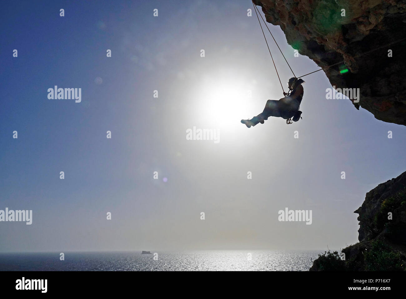 Kletterer Senken nach aufsteigender ein steiler Aufstieg auf den Klippen von Malta, Mittelmeer, Europa Stockfoto