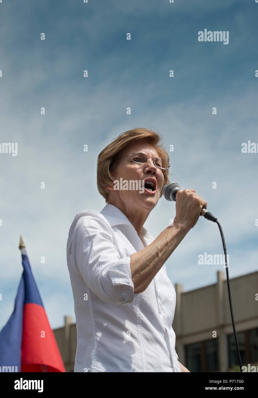 Der US-Senator Elizabeth Warren (Demokrat Massachusetts) spricht mit Tausenden von der Rückseite eines Lkw am Boston City Hall während der Kundgebung gegen eine Trennung der Familie in Boston, MA. Große Demonstrationen gegen die Politik der US-Präsident der Trumpf der Trennung von zugewanderten Familien fand in mehr als 750 Städten der USA am 30. Juni 2018. Stockfoto