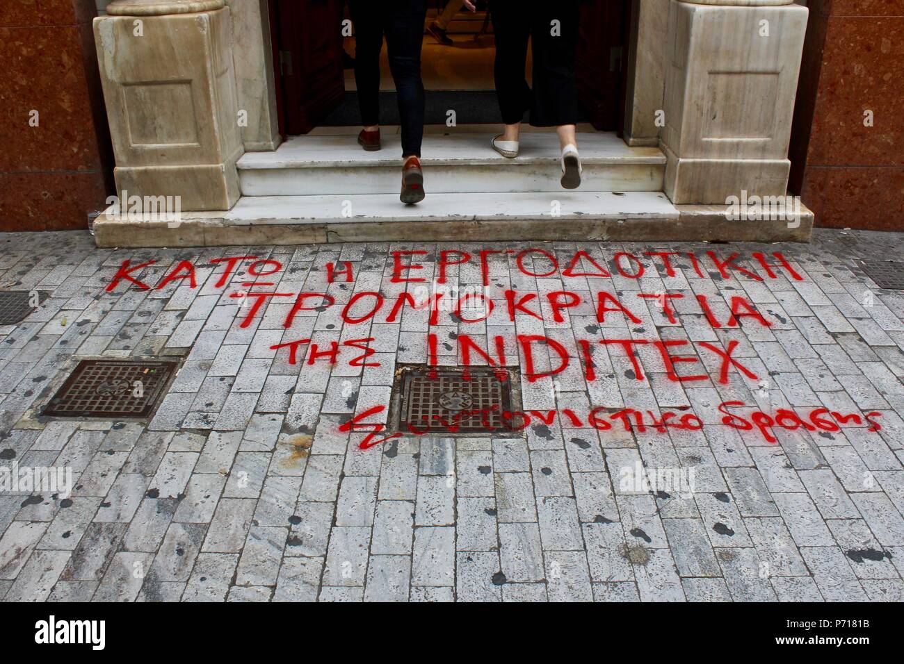 Sonntag anti Graffiti Store außerhalb Athens Griechenland Stockfoto