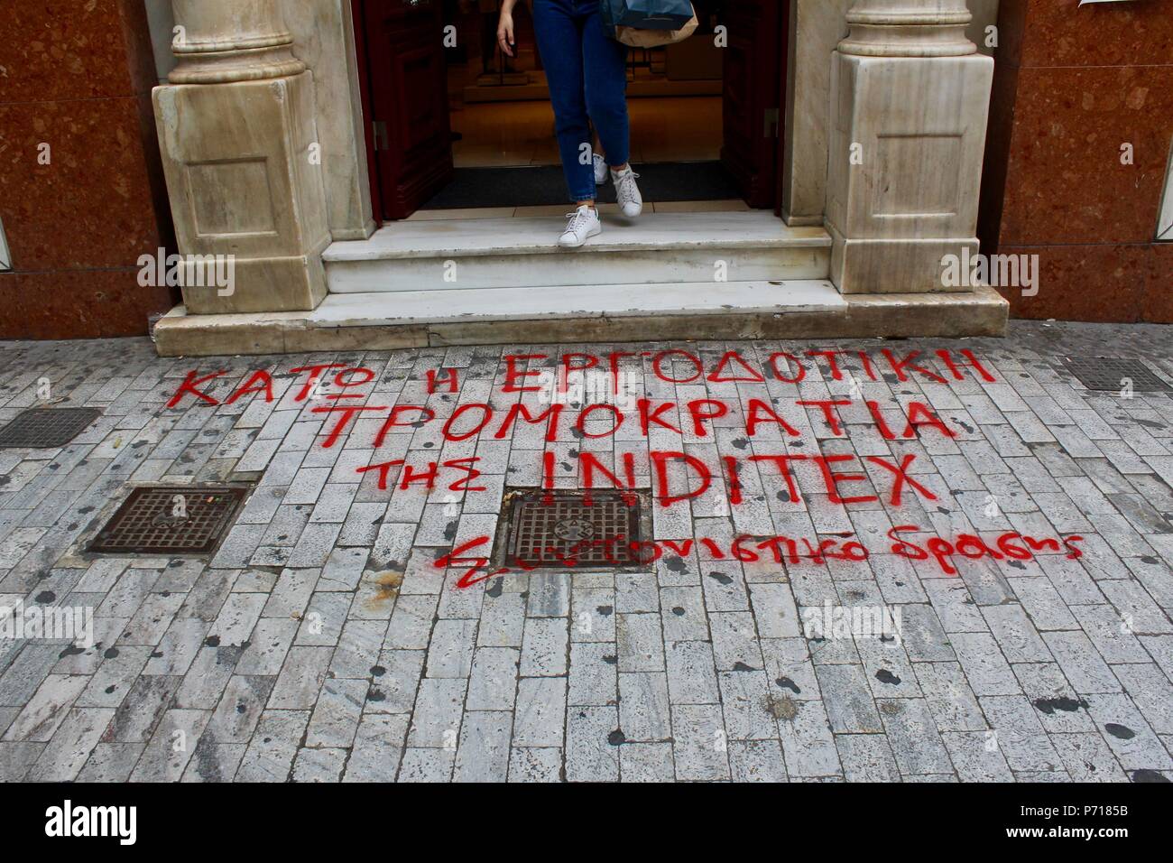 Sonntag anti Graffiti Store außerhalb Athens Griechenland Stockfoto