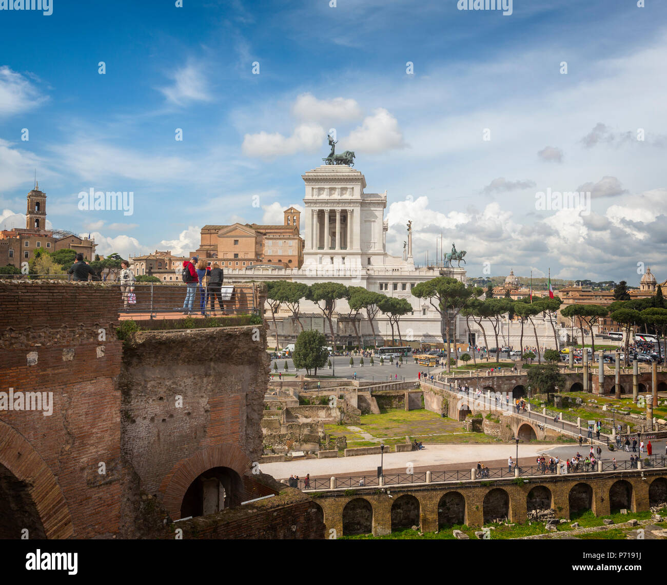 Rom, Italien. Denkmal für Vittorio Emanuele II, der auch als Vittoriano, aus dem Forum des Traja gesehen bekannt. Das historische Zentrum von Rom ist ein Weltkulturerbe der UNESCO Stockfoto